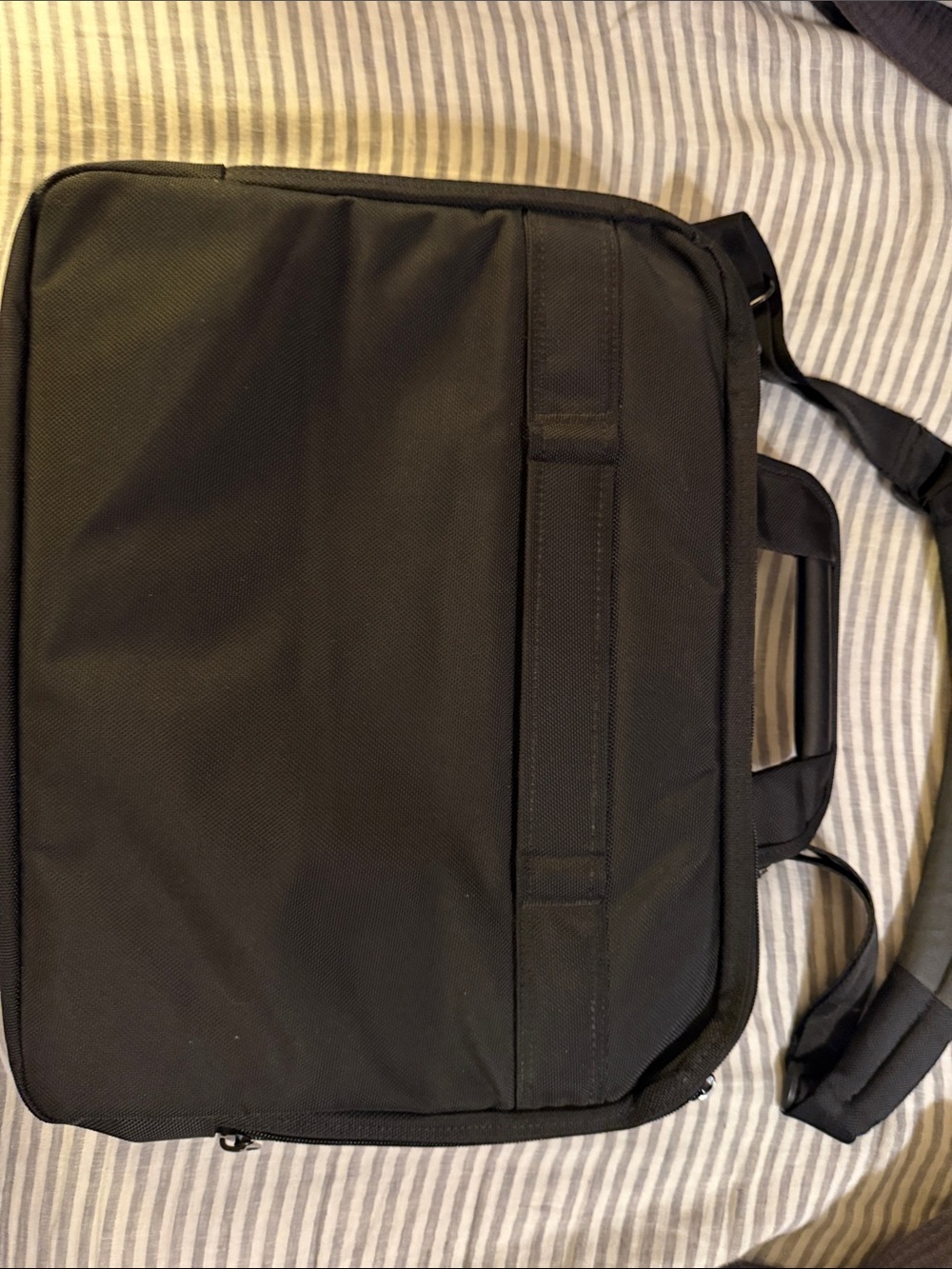 Brenthaven Sleek Black Laptop Briefcase with Padded Shoulder Strap - Picture 4 of 7